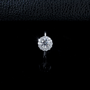 Bague de fiançailles classique pour femme en argent 925 avec diamant rond, sertie de pavés floraux et style halo - Product Image 2