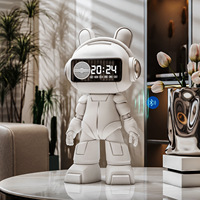 Moderne Astronauten-Roboter-Skulptur aus Kunstharz, handbemalt, mit Digitaluhr, Bluetooth-Lautsprecher, multifunktionale Tech-Deko für den Schreibtisch