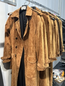 Cappotto Lungo in Pelle Scamosciata su Misura per Donna con Tasche e Cintura - Product Image 2