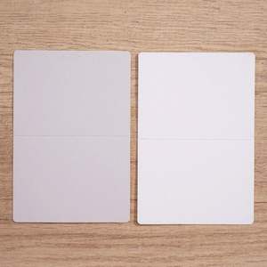 Cartes de voeux utilisant du papier de couleur neutre et des lignes de garniture nettes avec une surface lisse sans éléments graphiques - Product Image 1