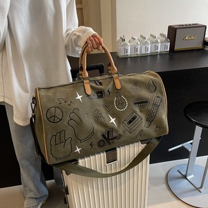 Bolso de Hombro Cruzado Ligero Estilo Graffiti, Bolso de Viaje Moderno Tipo Barril, Bolso de Mano Deportivo para Fin de Semana, Bolso de Gimnasio de Poliéster - Product Image 4