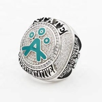 Bague de trophée de compétition sportive personnalisable en alliage gravé avec le logo de l'équipe, l'identification de l'athlète et le numéro, ornement exclusif pour champion et souvenir.
