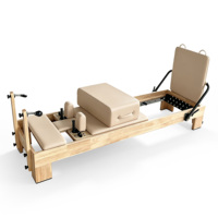 Reformer Pilates en bois de chêne et caoutchouc avec chariot entièrement recouvert et crampons en acier inoxydable