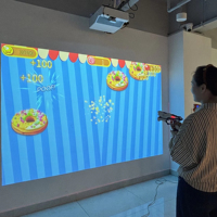 Système de jeu de tir mural intérieur avec pistolets laser infrarouges alimentés par batterie et effets sonores et lumineux