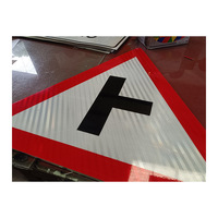 Panneau de signalisation réfléchissant triangulaire de 700mm Plaque en aluminium Matériau Guide routier et panneau d'alerte de danger