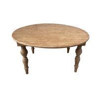 Table ronde en pin massif de style farmhouse, avec pieds tournés artisanalement et design démontable, idéale pour les événements de mariage et la location