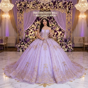 Robe de bal Quinceañera Dy6999 avec broderies dorées lavande, appliques florales baroques sur les épaules, dentelle et jupe en tulle scintillant style Watteau pour soirée - Product Image 1