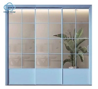 Porte coulissante à 3 panneaux en aluminium bleu clair, avec grille en verre et partie inférieure solide, pour cloison de cuisine d'appartement nordique