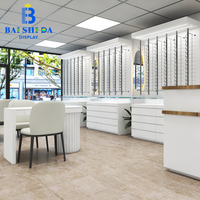Comptoir de réception/caisse pour opticien avec plateau incurvé blanc, piétement cannelé et tiroirs dissimulés