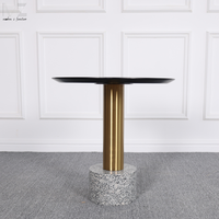 Table basse nordique moderne de luxe en pierre naturelle et en acier inoxydable doré avec dessus en bois rond noir