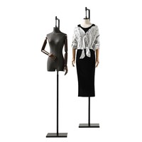Mannequin professionnel Lavinia en fibre de verre pour la présentation de vêtements, avec bras