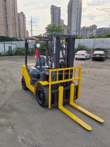 Montacargas Diésel Komatsu FD30 de 3 Toneladas, 4x4, Neumáticos Sólidos, Mástil de 3 Etapas, Excelente Rendimiento, Montacargas Usado Original de Alta Calidad - Product Image 3