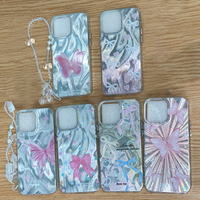 Nouvelle Coque de Téléphone Papillon avec Collier de Perles et Dragonne pour iPhone 17 Pro, Accessoire de Téléphone pour Femmes Compatible iPhone 16 15 14 13