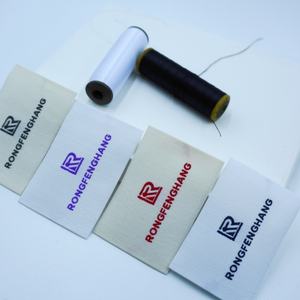 ป้ายผ้าคอตตอนพับปลายแบบกำหนดเอง ป้ายโลโก้แบรนด์ส่วนตัว ป้ายผ้าทอเนื้อแน่นลายดามัสก์สำหรับเย็บที่คอเสื้อ - Product Image 1