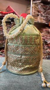 Handicraft Collection Mujer Classy Zari & Tikli Work Silk Potli al mejor precio Bolsa Favor DE BODA Regalo de devolución para invitados - Product Image 4