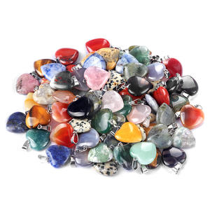 Pendentifs en <span class=keywords><strong>cristal</strong></span> sculpté en forme <span class=keywords><strong>de</strong></span> <span class=keywords><strong>coeur</strong></span> - Product Image 1