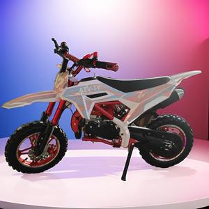 Mini Motocicleta Todoterreno de 49cc para Niños, Moto de Cross a Gasolina con Diseño de Chasis Rojo y Carrocería Blanca - Product Image 2