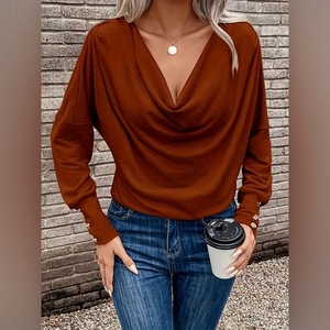 เสื้อยืดคอวีสีพื้นขายดีประจำฤดูใบไม้ร่วง เสื้อแขนยาวผู้หญิงสไตล์หรูหราทันสมัย - Product Image 1