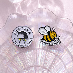 Set de Pins de Esmalte Personalizados y Divertidos con Diseños de Fantasma, Nube, Dinosaurio, Abeja y Máquina de Coser, con Eslóganes, Artesanía de Esmalte Metálico - Product Image 4