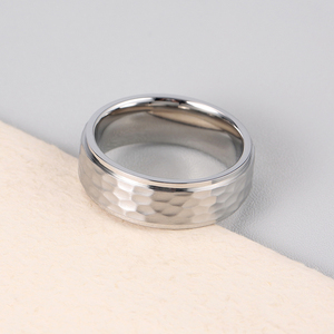 Anello <span class=keywords><strong>in</strong></span> <span class=keywords><strong>acciaio</strong></span> inossidabile <span class=keywords><strong>chirurgico</strong></span> martellato Color argento largo 8mm per uomo donna semplice fede nuziale di fidanzamento semplice - Product Image 4
