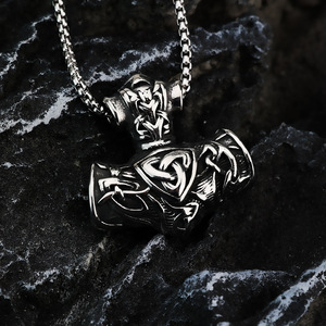 Collier pendentif marteau de Thor en acier inoxydable pour homme, style hip-hop, design géométrique, bijou cadeau - Product Image 1