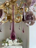 Lustre en verre artisanal de luxe violet avec fleurs, accents lumineux en métal doré pour hôtel, maison, salon