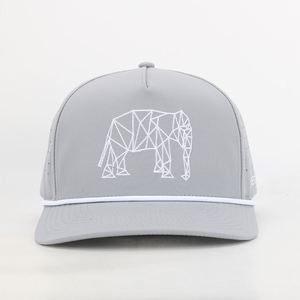 Gorra de béisbol deportiva de poliéster gris de 5 paneles con logo de PVC personalizado al por mayor, perforaciones cortadas con láser, gorra de golf con cuerda - Product Image 1