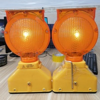 Feux de signalisation LED solaires, barrières remplies d'eau, cônes de signalisation, sécurité routière, matériau PC