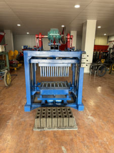 Macchina per la Produzione di Mattoni in Cemento 4-40 Multiuso su Richiesta, Molto Richiesta in Zimbabwe, Utilizzata per la Formatura di Blocchi in Pietra - Product Image 3