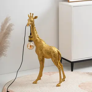 Otel dekoratif aydınlatma lambası zarif heykel tasarımı altın hayvan ayaklı lamba Modern zürafa zemin lambası
