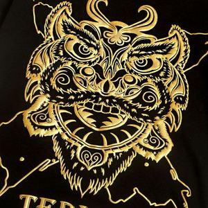 Camiseta de Hombre de Lujo en Color Bronce con Logotipo Dorado Impreso en Serigrafía Personalizada y Tela Transpirable Antiarrugas - Product Image 4