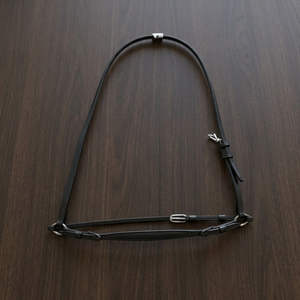 บังเหียนหนังสีดำสำหรับม้า พร้อมสายรัดจมูกแบบยกสูง สำหรับขี่ม้าเดรสสาจ ผลิตโดยร้านขายอุปกรณ์ขี่ม้า  ร้านขายอุปกรณ์ขี่ม้า คันปุร์ อินเดีย - Product Image 3