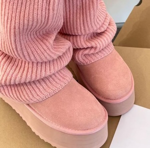 Botas cortas de punto grueso de color rosa con suela de plataforma alta y botas de nieve con combinación de piel y cuero, botas cortas para mujer. - Product Image 1