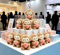 Porte-clés en peluche singe marron assis avec pêche, jouet animal en peluche, poupée singe avec breloque fruit rose