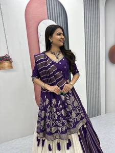 Oferta Especial de Boda: Lehenga y Saree de Moda para Mujer, Ropa Étnica de Diseñador para Novias y Eventos Festivos, Disponible para la Venta - Product Image 5
