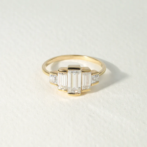 แหวนหมั้นเพชร CVD ทรงบาแกตต์ 2.5 กะรัต ผลิตในห้องปฏิบัติการ ดีไซน์หรูหรา แหวนค็อกเทล เครื่องประดับที่เป็นมิตรต่อสิ่งแวดล้อมและยั่งยืน เหมาะเป็นของขวัญ - Product Image 1