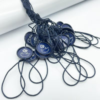 Étiquette suspendue personnalisée de luxe écologique en tissu avec logo gaufré, cordon de polyester avec fermoir, couleur personnalisée pour étiquettes de vêtements, scellé en plastique