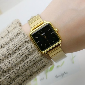 Reloj de pulsera minimalista para mujer con esfera verde y brazalete de metal dorado - Product Image 4