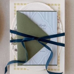 Suite di Inviti Matrimoniali di Lusso in Carta Testurizzata Blu Avorio con Motivi Floreali, con Busta, Nastro e Stampa Personalizzata in Lamina - Product Image 4