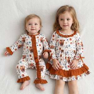 Conjunto coordinado infantil de moda con temática de granja y estampado de vaca de las Tierras Altas y flores silvestres, pelele de manga corta con cremallera y volantes para niñas - Product Image 1