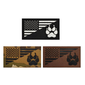 Badge pour chien en résine écologique, motif drapeau américain, avec paillettes réfléchissantes infrarouges, motif griffe en tissu, multicolore, support auto-agrippant en option - Product Image 4