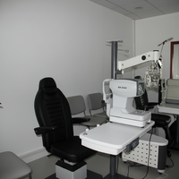 Équipement ophtalmique médical OEM, unité combinée motorisée d'optométrie, chaise et table de réfraction pour examen ophtalmique