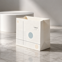 Sac de courses minimaliste en papier blanc avec logo personnalisé, sac fourre-tout en papier d'art, emballage de marque pour la vente au détail