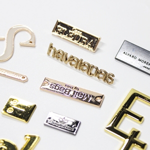 Bán Hot Khắc Thương Hiệu Biểu Tượng Tùy Chỉnh Kim Loại Nhãn Thẻ Tấm Cho Quần Áo Cho Quần Áo, Giày Dép, Và Túi Xách Với Thẩm Mỹ - Product Image 6