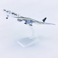Modèle d'avion Boeing B777 en métal de 20cm Pakistan International Airlines Trains d'atterrissage personnalisables Modèle d'avion jouet OEM