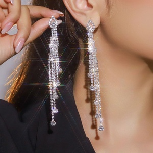 Boucles d'oreilles pendantes géométriques tendance de style européen et américain, entièrement serties de diamants, longues, en strass, plaquées argent, pour boîte de nuit, formelles - Product Image 1