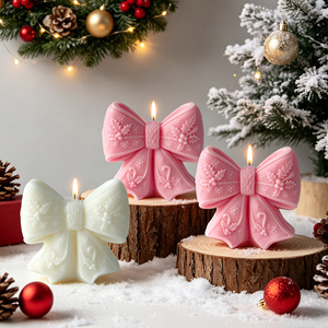 Bougie décorative de Noël parfumée, sculptée en forme de houx et de flocon de neige, pour la décoration de table de Noël, cadeau pour les fêtes. - Product Image 1