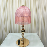 Lampe de table de luxe en gros SMOOTH avec abat-jour en tissu noir à pompons et support doré pour la décoration de mariages et de lieux événementiels
