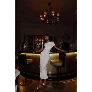 Vestido de Noche Blanco Básico con Detalle de Volantes - Product Image 3