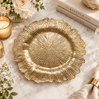 Assiette de présentation élégante en plastique de 13 pouces avec surface gaufrée et bord ondulé pour la décoration de mariages, banquets et fêtes